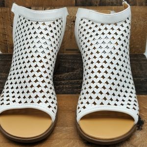 Nine west kids kariana whslingback sandal sz4, women's size 6.5. They run large.